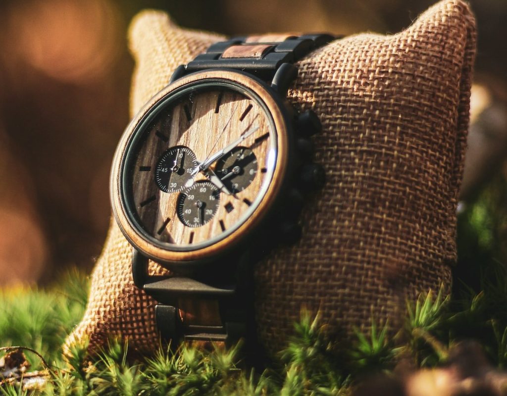 Une montre en bois de type chronographe